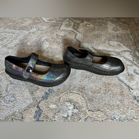 Savvy Jane Nursing Shoe in Black & Silver - Picture 3 of 6